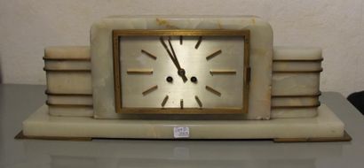 Pendule borne rectangulaire en onyx, monture...
